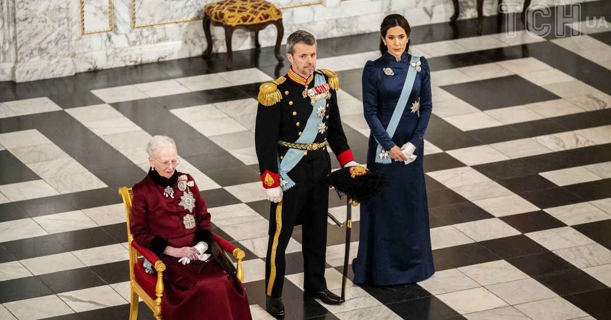 Кронпринцеса Мері та кронпринц Фредерік із королевою Маргрете II