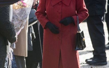  Как всегда, эффектна: 91-летняя королева Елизавета II предстала на публике в новом наряде 