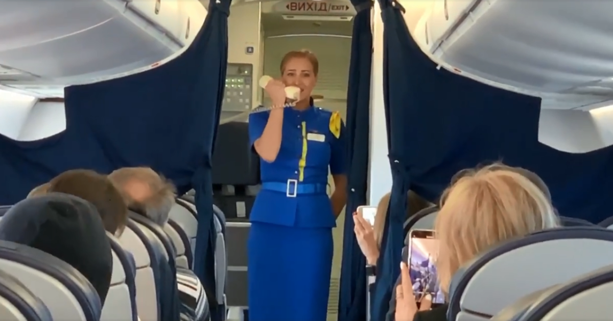 Стюардеса літака в небі акапельно виконала для пасажирів Гімн України ...