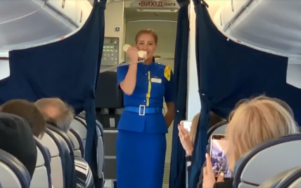 Стюардеса літака в небі акапельно виконала для пасажирів Гімн України