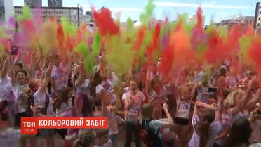 Тисячі людей у фарбі пробігли столицею, аби зібрати гроші на потреби хворих дітей