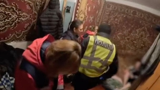 У Рівному врятували жінку, яка потрапила у халепу з диваном: подробиці