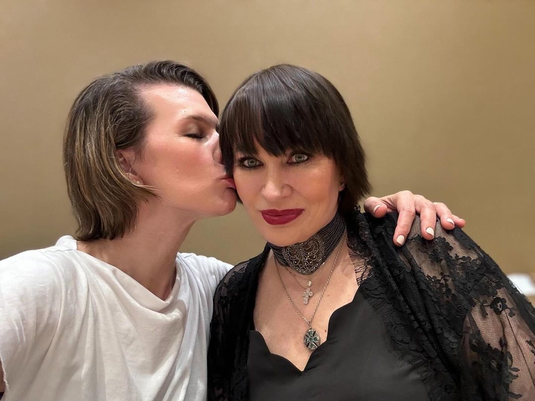 Милла Йовович с мамой / © instagram.com/millajovovich