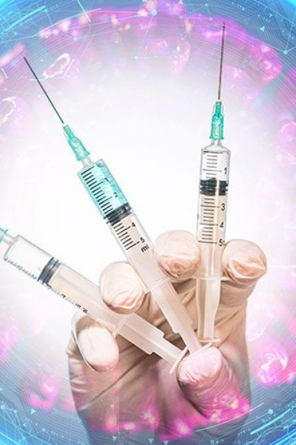 Світ розпочинає вакцинацію від коронавірусу: кого щепили першого, наскільки це безпечно та чи врятує людство