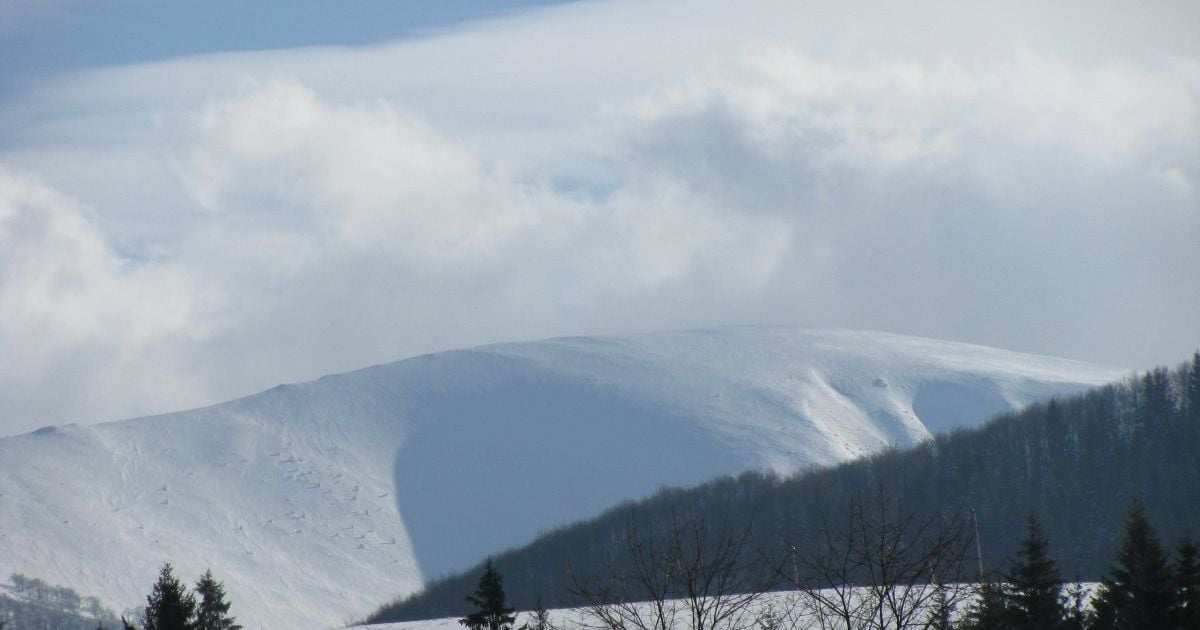 На Закарпатті через негоду на дорогу зійшло 4 лавини