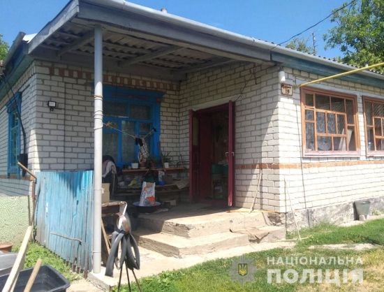 У Полтавській області чоловік жорстоко познущався з 80-річної родички: в неї рубані рани голови (фото)