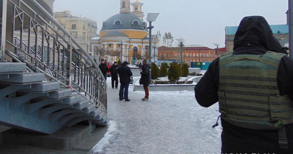 В центре Киева мужчину приковали наручниками к перилам и ограбили