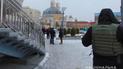 У центрі Києва чоловіка прикували наручниками до поручнів та пограбували