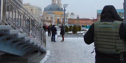 У центрі Києва чоловіка прикували наручниками до поручнів та пограбували