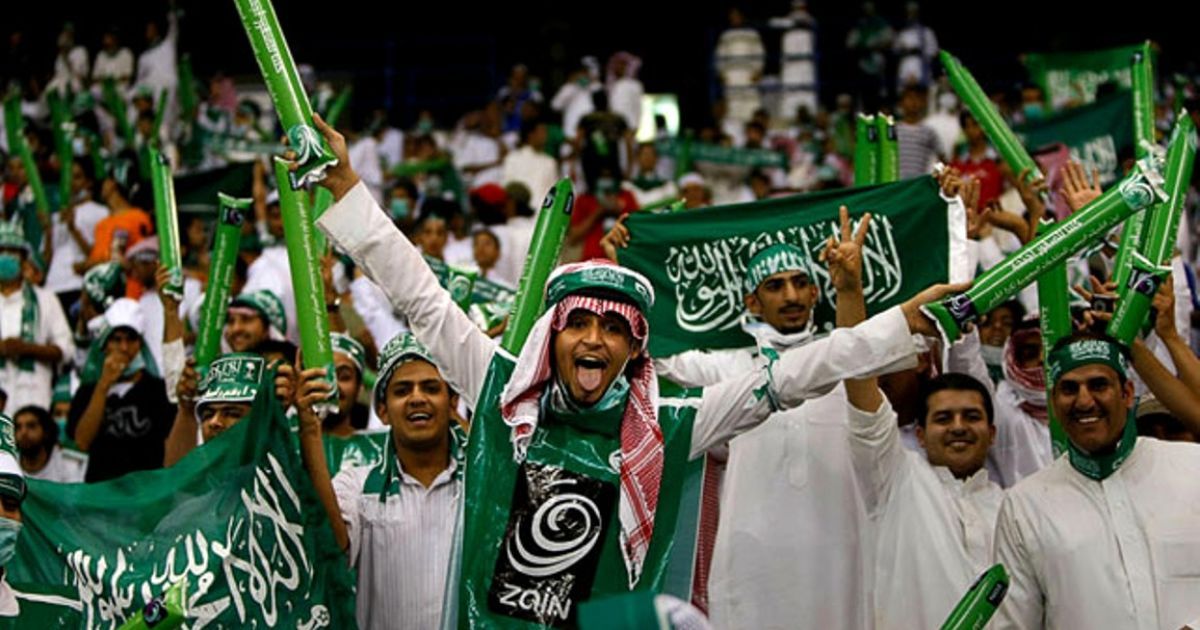 Саудовские футбольные фанаты.