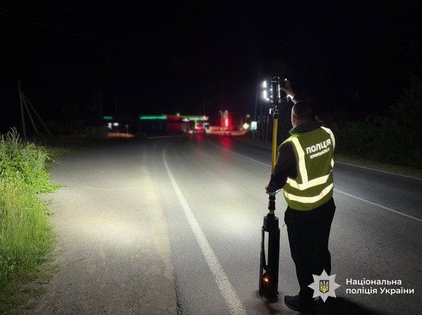Водій в’їхав у літній майданчик АЗС на Прикарпатті / © Поліція Івано-Франківської області