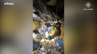 Рятувальну операцію в Чернігові після атаки зняли на відео
