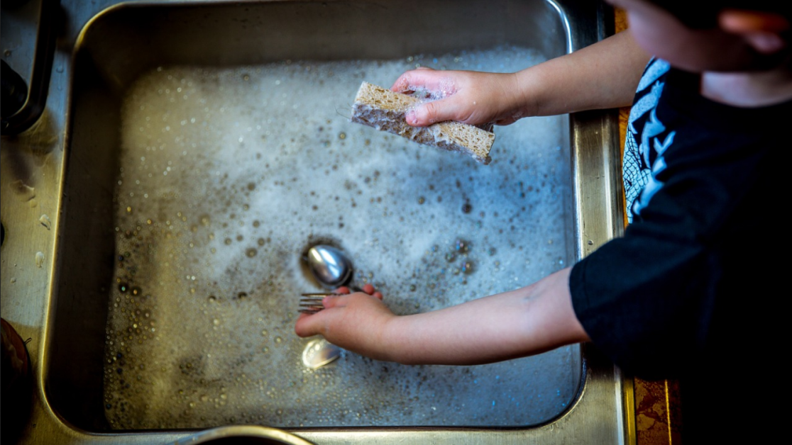Вероятные причины, по которым нельзя мыть посуду в доме, кроме своего