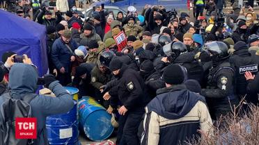 Под судом, где ждут Порошенко, между митингующими и правоохранителями возникают столкновения