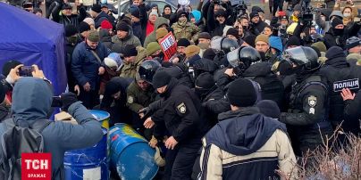 Під судом, де чекають на Порошенка, між мітингувальниками і правоохоронцями виникають штовханини