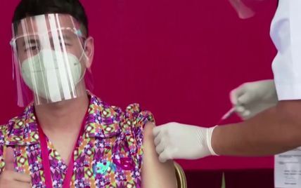 В Індонезії блогери одними з перших отримали щеплення від COVID-19, щоб переконати молодь вакцинуватися