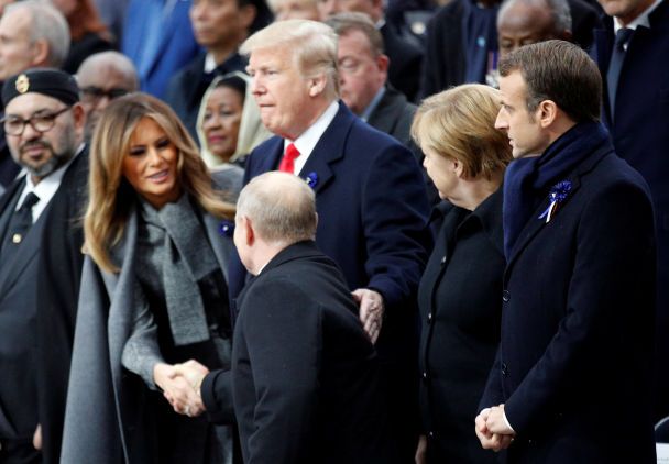 Путін тисне руку Меланії Трамп