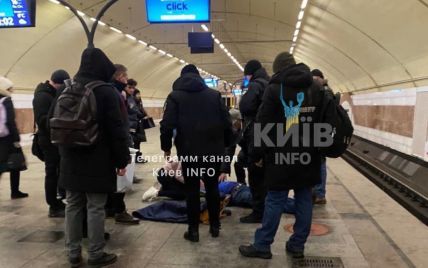 Потерял сознание и не дышит: в метро Киева спасают жизнь мужчине