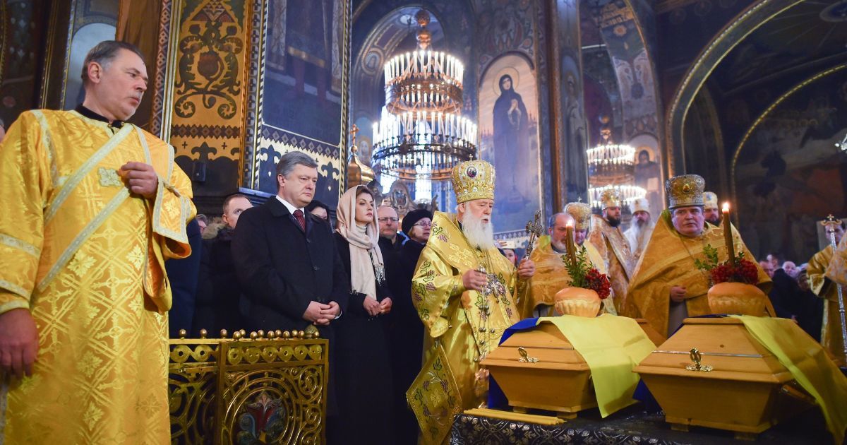 У Києві на Лук'янівському кладовищі перепоховали Олександра Олеся та його дружину