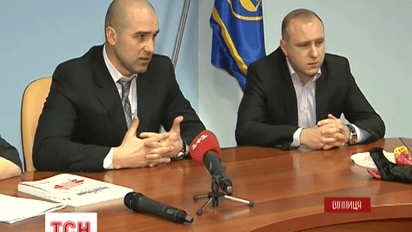 У Вінниці волонтери принесли до податкової підгузник на знак протесту