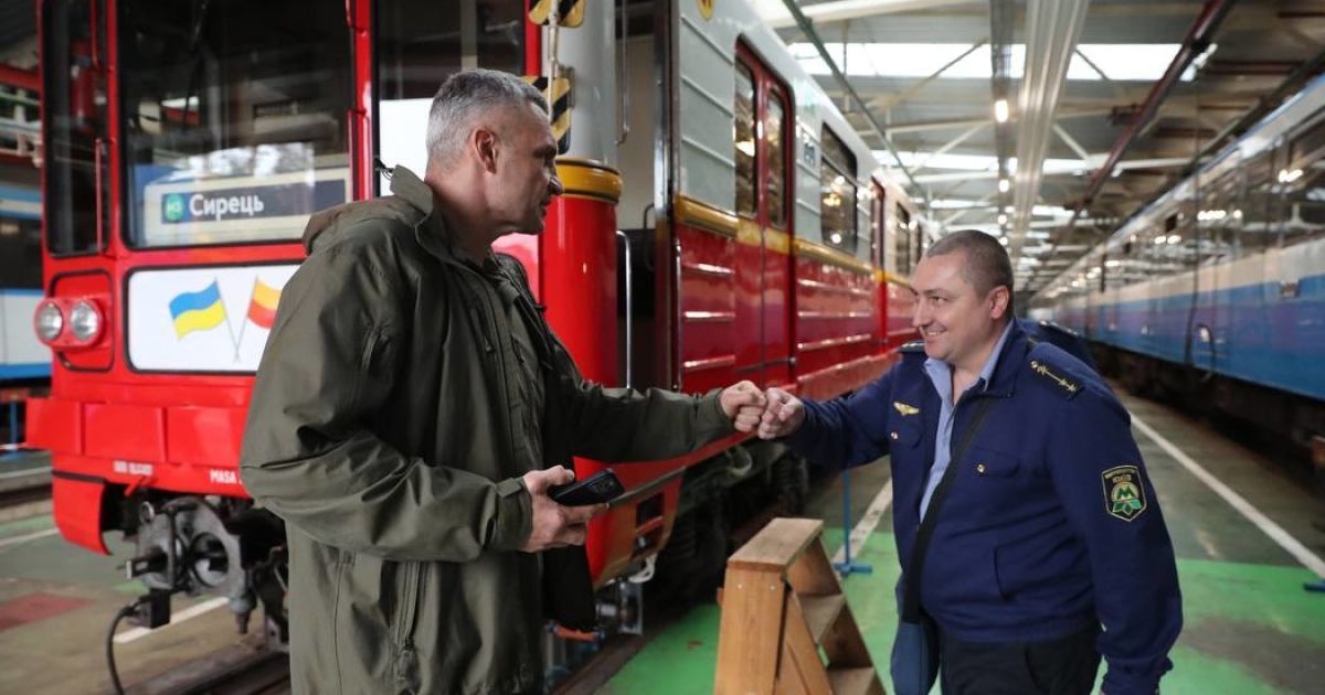 Віталій Кличко з машиністом столичного метро