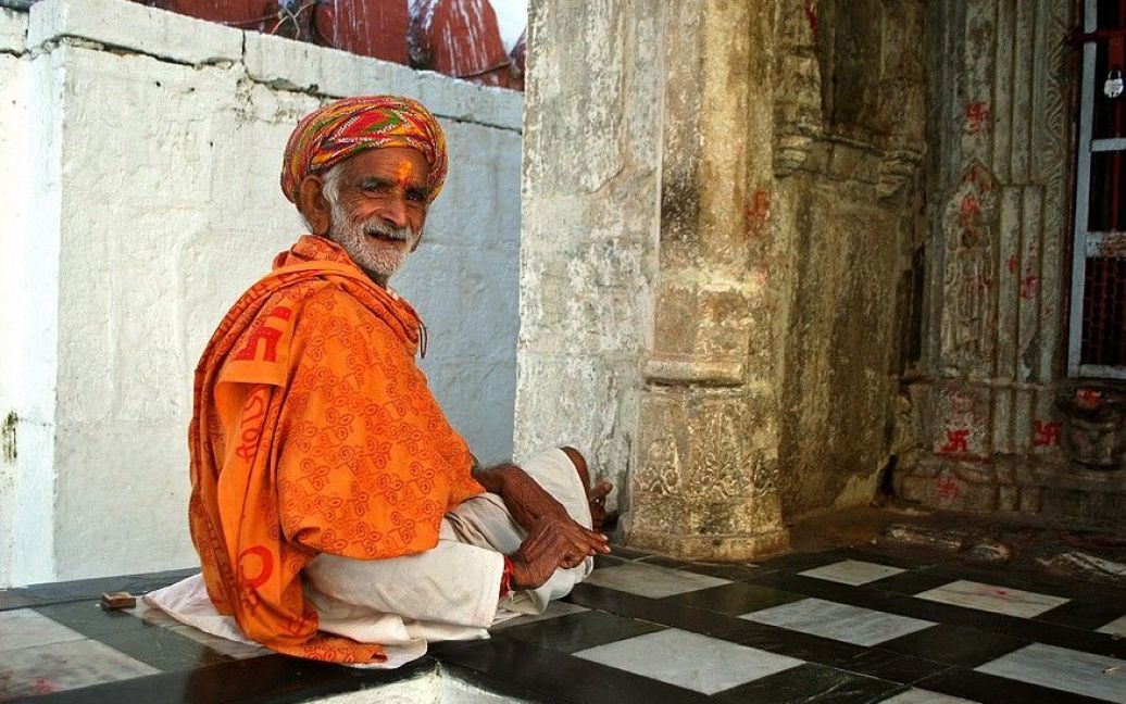 Просветленный дедушка в индуистском храме в Удайпуре / © 