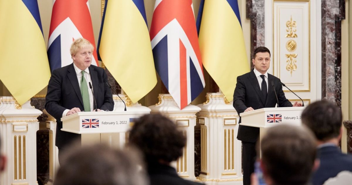 Важке озброєння та санкції проти російських військових: Джонсон розкрив деталі розмови із Зеленським
