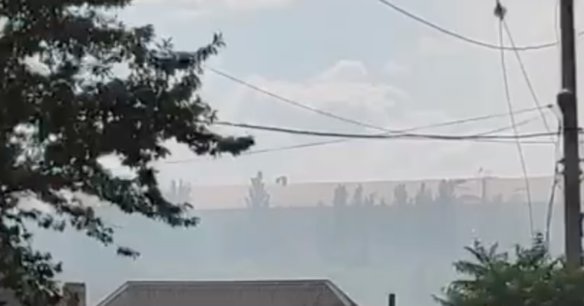 В Мариуполе горит свалка: ядовитый смог окутал Приморский район (видео)