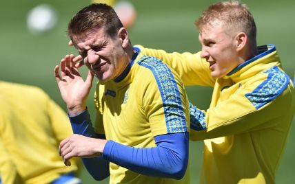 Щелбаны, улыбки и теннисбол. Футболисты сборной Украины потренировались в солнечной Испании