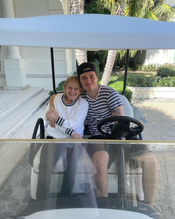 Бруклін Бекхем із бабусею Ніколи Пельтц / © instagram.com/brooklynpeltzbeckham