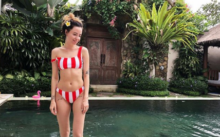 Отдых на Бали: Надя Дорофеева в полосатом бикини показала стройную фигуру