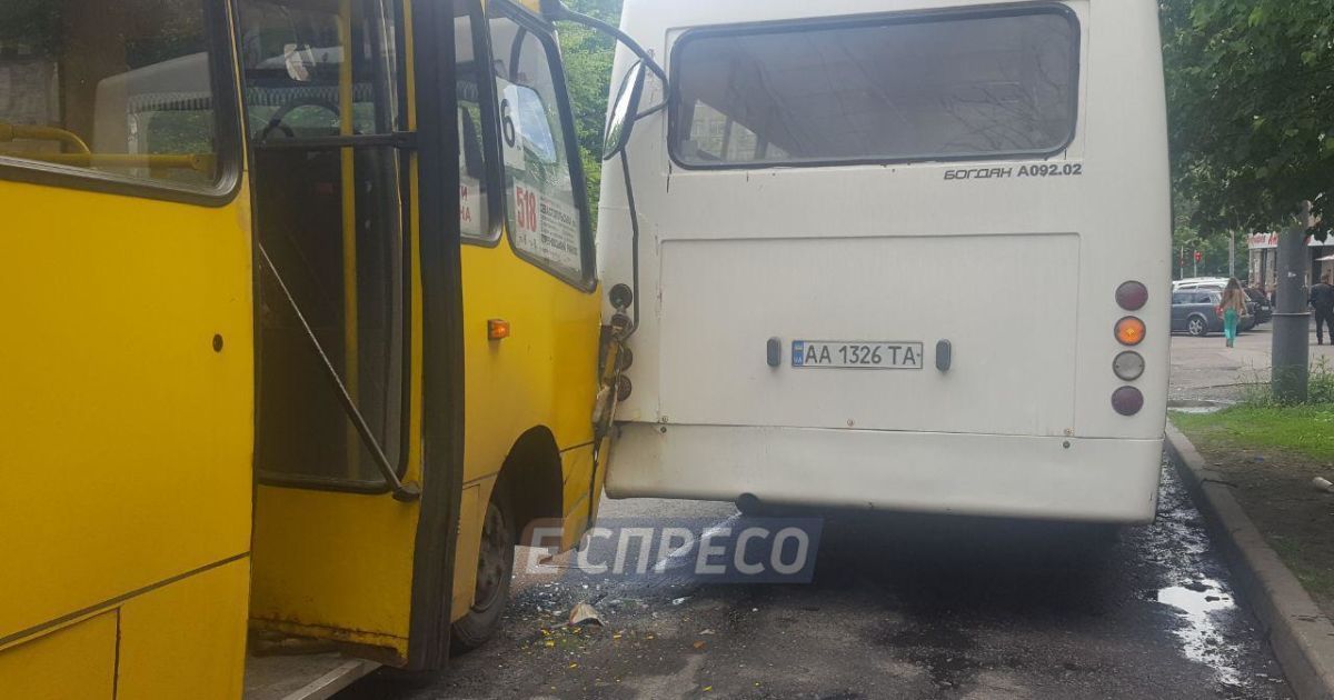 Інсульт за кермом: у Солом’янському районі зіштовхнулись дві маршрутки