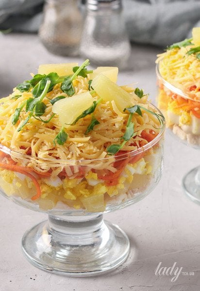 Салат з куркою та ананасом