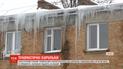 Харківські комунальники не встигають збивати бурульки, що утворюються від перепадів температур