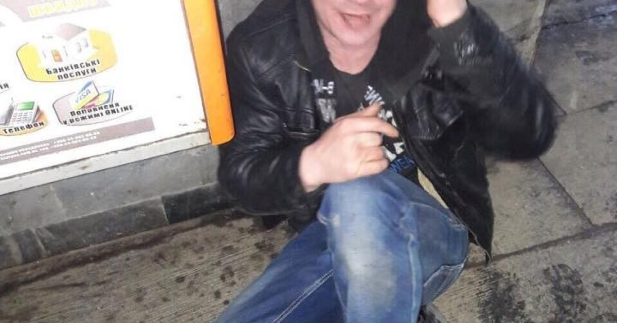 В Киеве пьяный мужчина избил военного, а после задержания разбил себе голову об пол