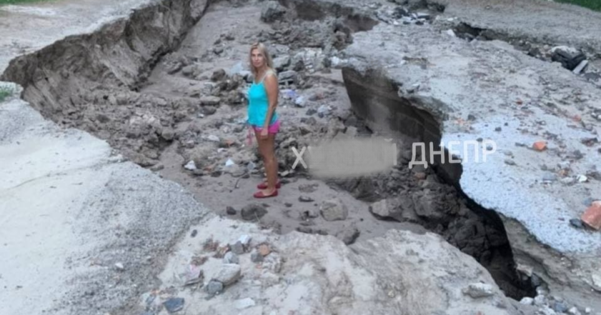 Ями у людський зріст і розмиті могили: у Мережі показали шокувальні наслідки дощів під Дніпром (відео)