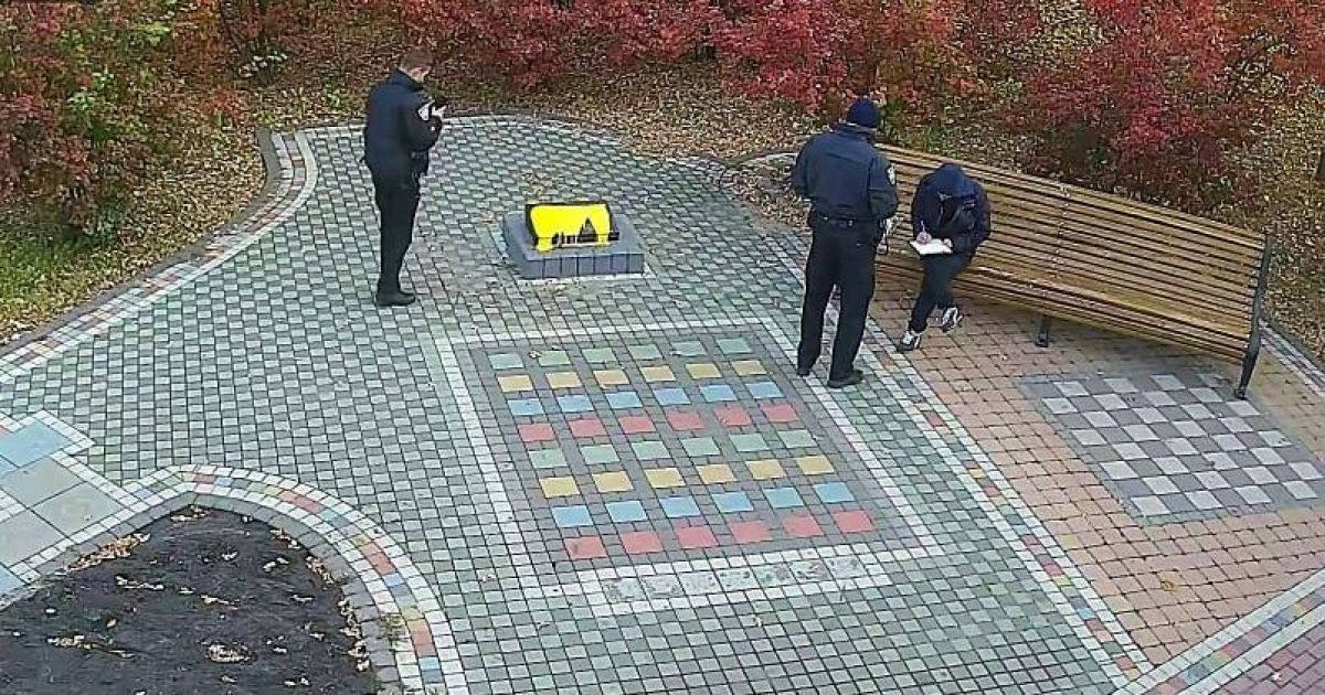 В Киеве неизвестный облил краской мемориальную доску воинам АТО