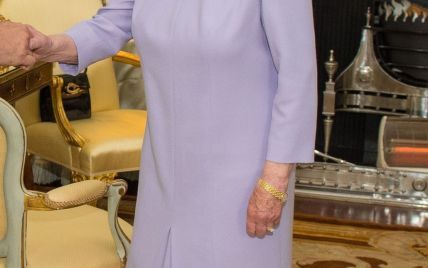 В сиреневом платье и с золотыми украшениями: новый красивый образ королевы Елизаветы II
