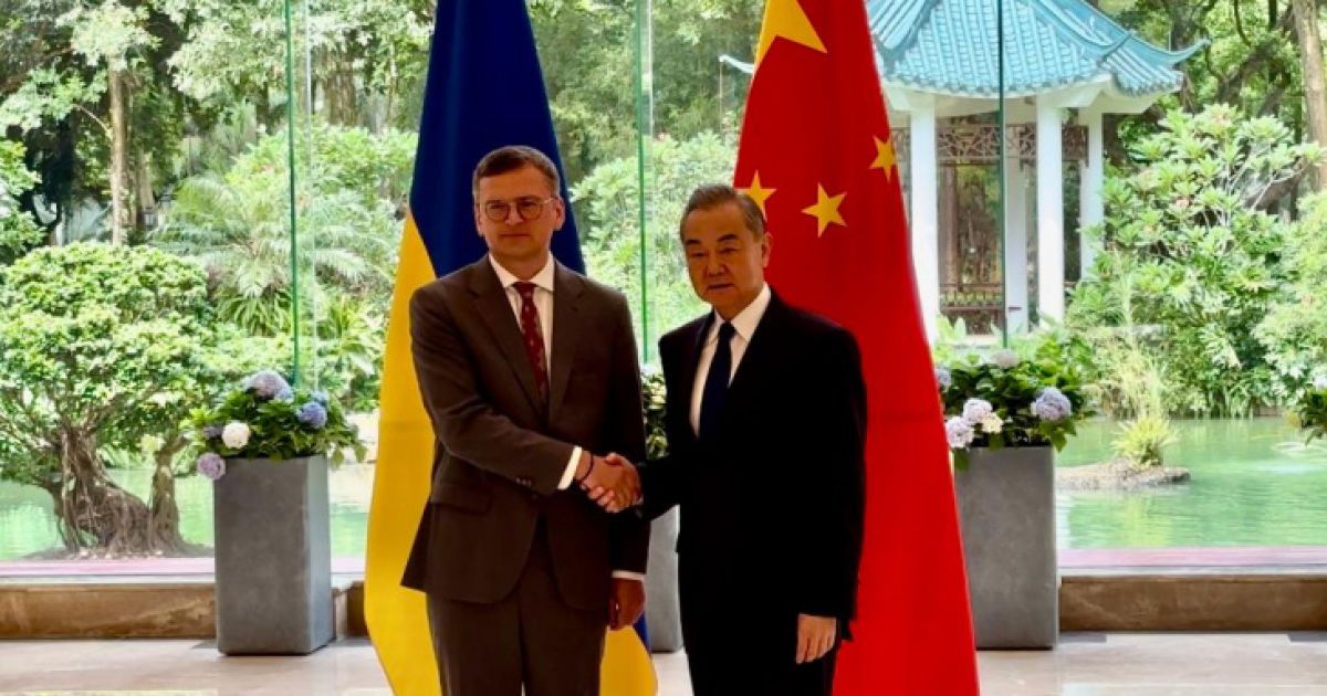 Міністр закордонних справ України Дмитро Кулеба з  китайським колегою Ван Ї