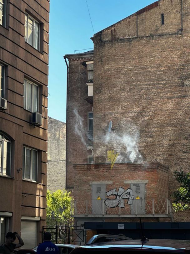 Кадри з місця вибуху на енергооб'єкті у Києві / © 
