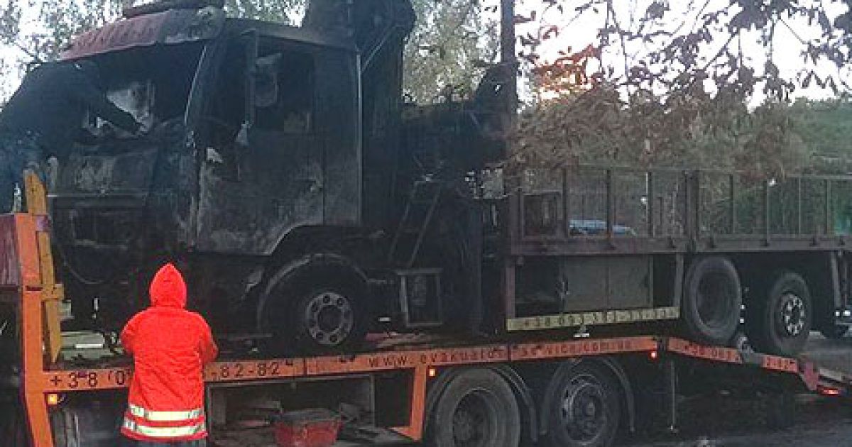 У Києві вночі вщент спалили евакуатор, який забирав автокав'ярні