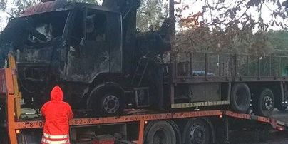 В Киеве ночью дотла сожгли эвакуатор, который забирал автокофейни