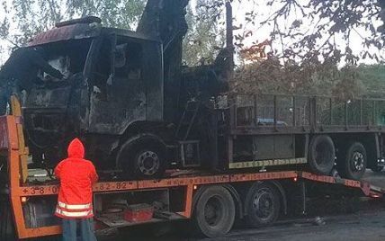 В Киеве ночью дотла сожгли эвакуатор, который забирал автокофейни
