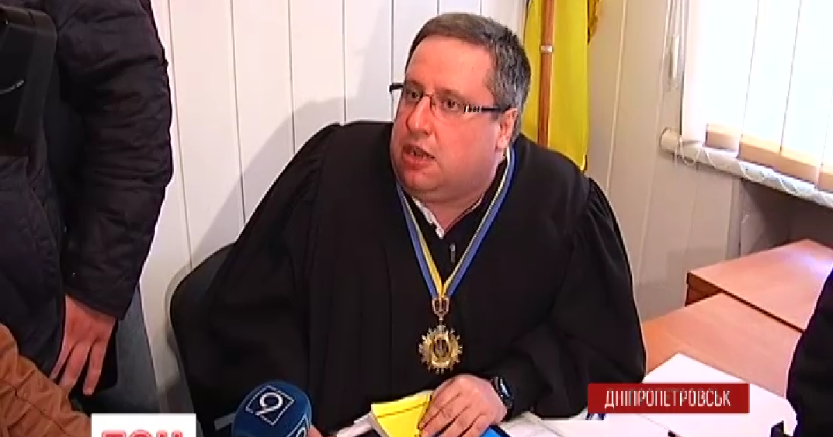 Суддя у Дніпропетровську почав розглядати справу свого знайомого