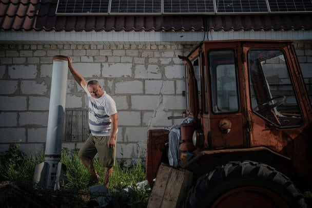 Фото дня: харьковский фермер, очищающий поле от ракет, покорил Сеть