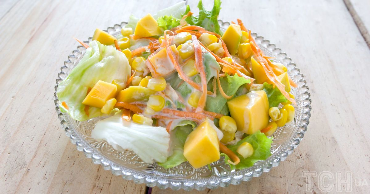 Салат з копченою куркою ананасом та корейською морквою