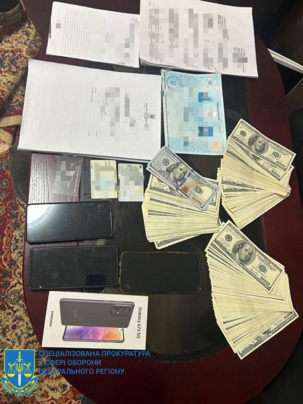 У Києві затримали трьох посадовців Голосіївського ТЦК та трьох цивільних, які допомагали ухилянтам