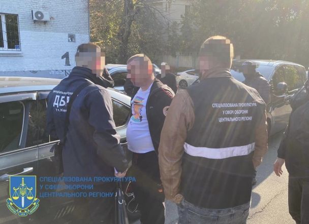 У Києві затримали трьох посадовців Голосіївського ТЦК та трьох цивільних, які допомагали ухилянтам
