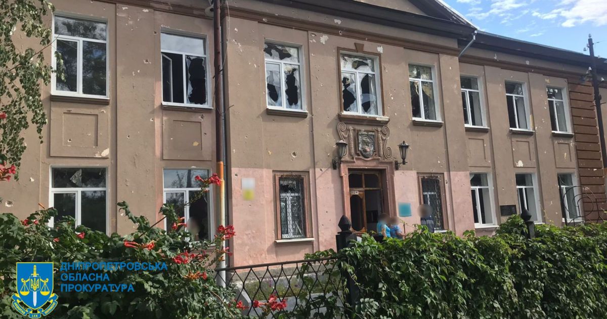 Росіяни з артилерії обстріляли Нікополь на Дніпропетровщині: в прокуратурі розповіли подробиці та показали наслідки