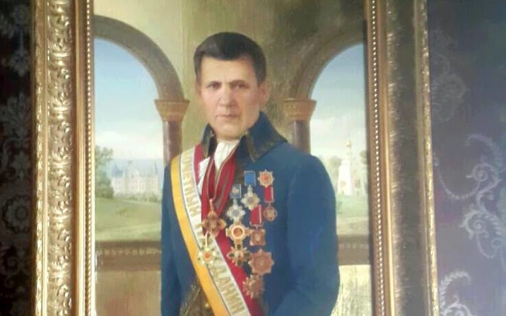 Активисты нашли в доме нардепа Сергея Кивалова его портрет в "наполеоновском стиле" / © Facebook.com/АвтоМайдан